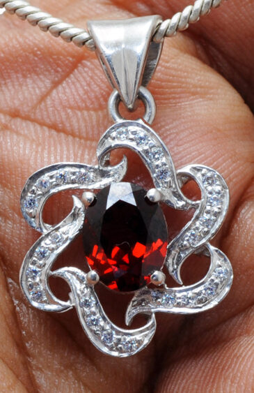 Red Garnet & White Topaz Gemstone Studded 925 Sterling Silver Pendant Sp011002