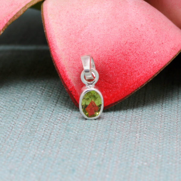 Peridot Oval Shaped Gemstone Studded 925 Sterling Silver Pendant SP02-1148