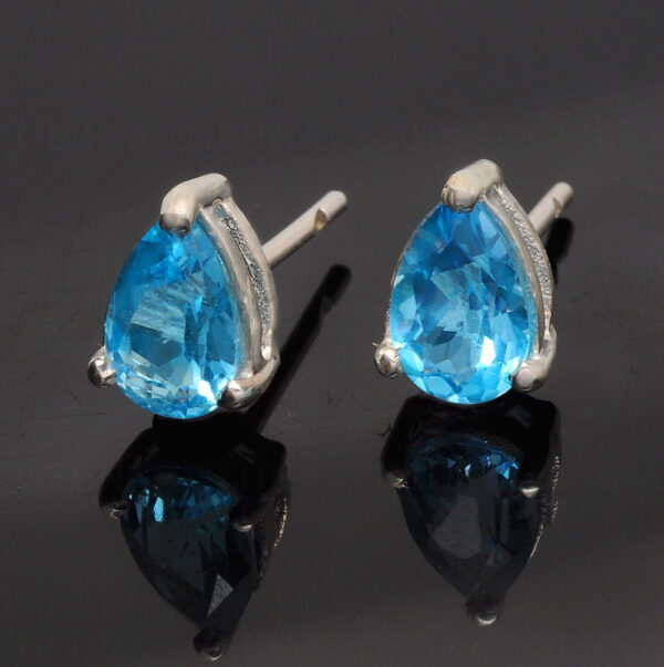 Swiss Blue Topaz Pear Shaped Gemstone Studded 925 Silver Earrings SE04-1192