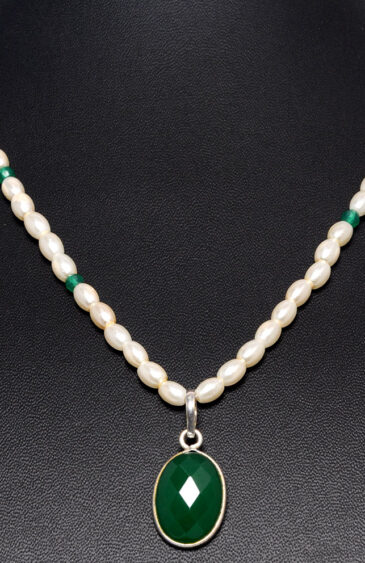Green Onyx Stone Studded Pendant With Oval Shaped Pearl Beads – CN-1021