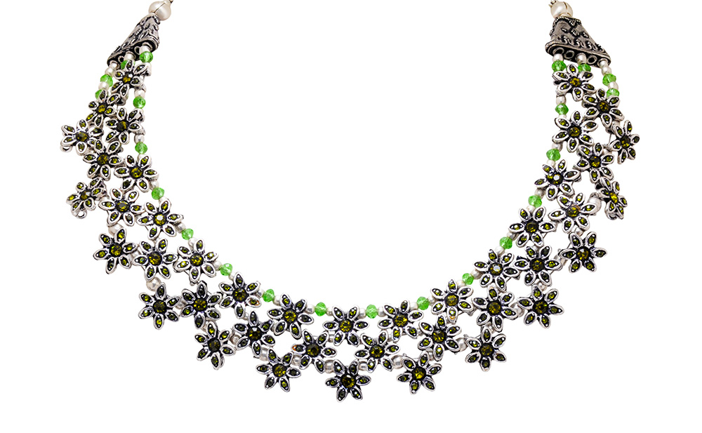 peridot studded flower shape necklace