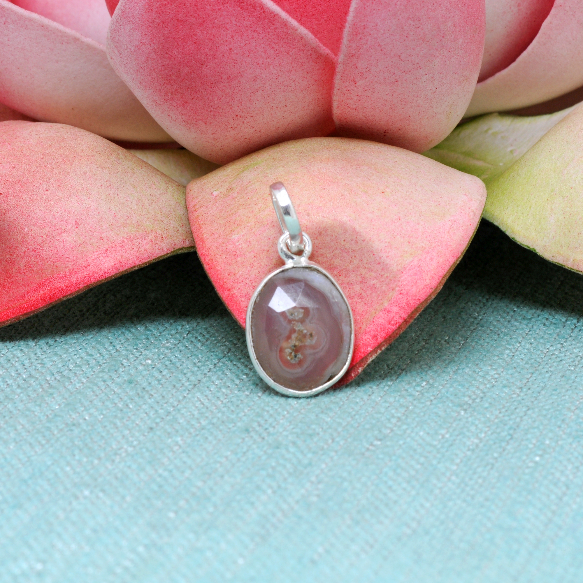 Onyx Oval Shape Gemstone Studded Silver Pendant – Gp5262