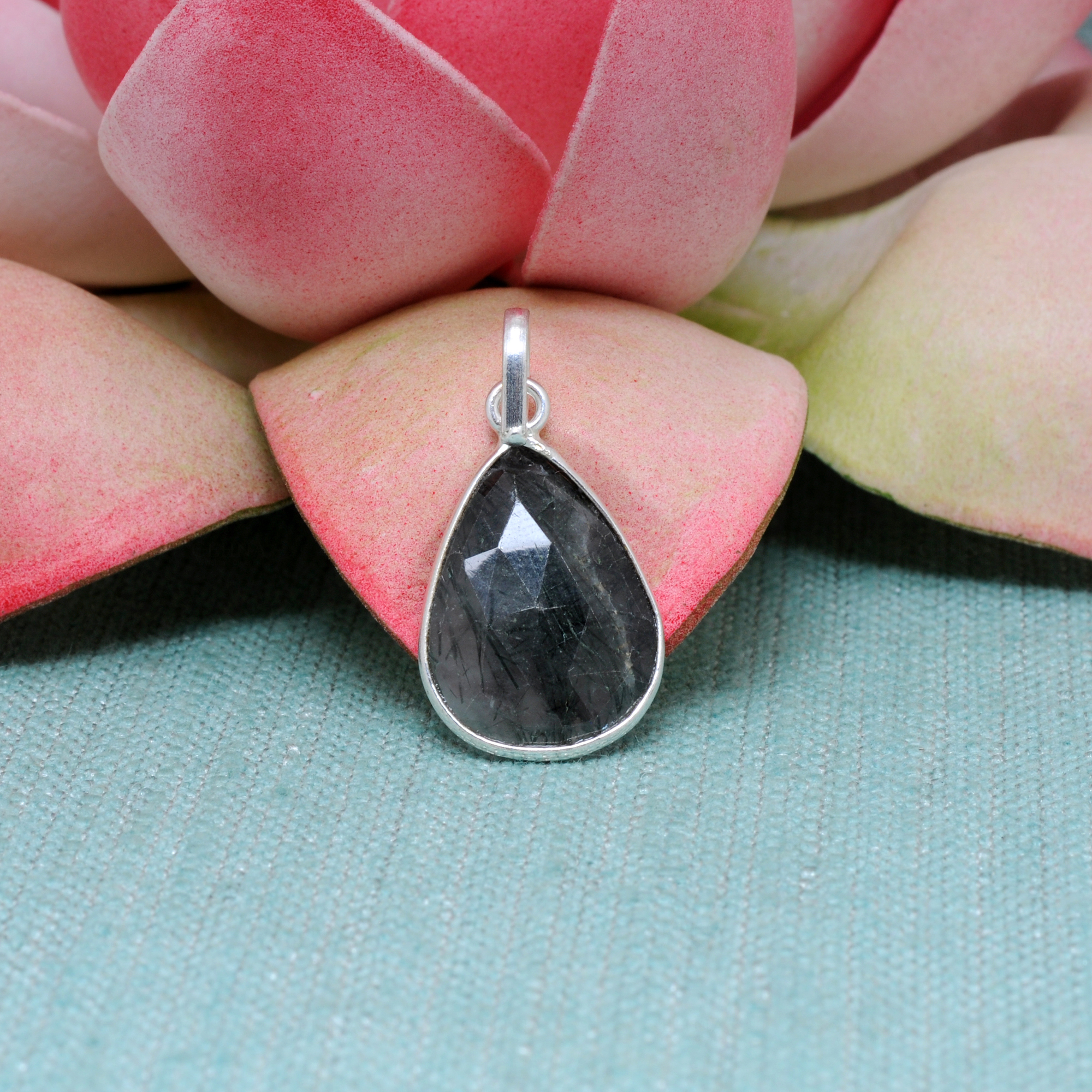 Labradorite Pear Shape Gemstone Studded Silver Pendant – Gp5263